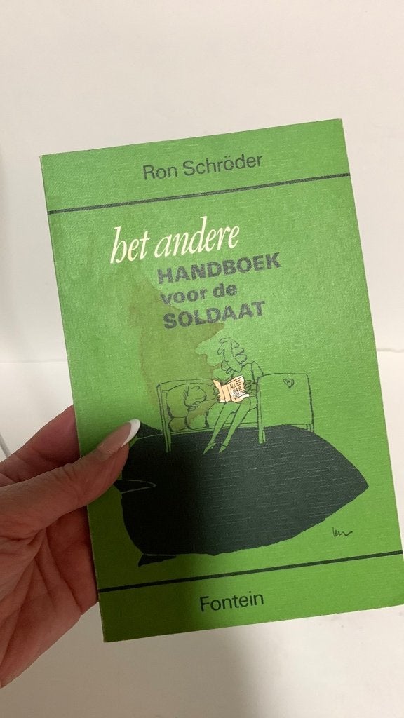 Het andere handboek voor de soldaat - Ron Schröder, Verzamelen, Ophalen of Verzenden, Landmacht, Nederland, Boek of Tijdschrift