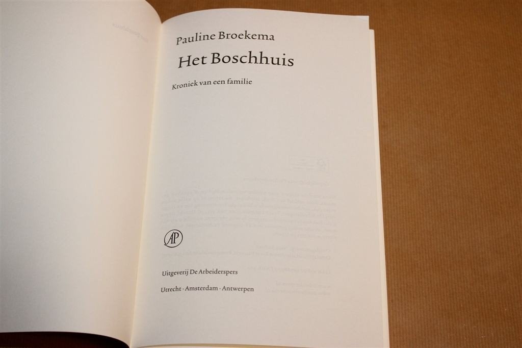 Het Boschhuis — Kroniek Van Een Familie — Pauline Broekema, Ophalen of Verzenden, Zo goed als nieuw
