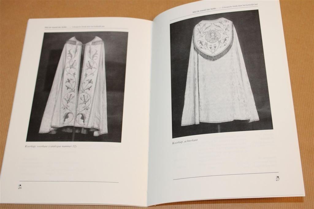 Met de Mantel der Liefde — Liturgische Kledij — 1993, Ophalen of Verzenden, Gelezen