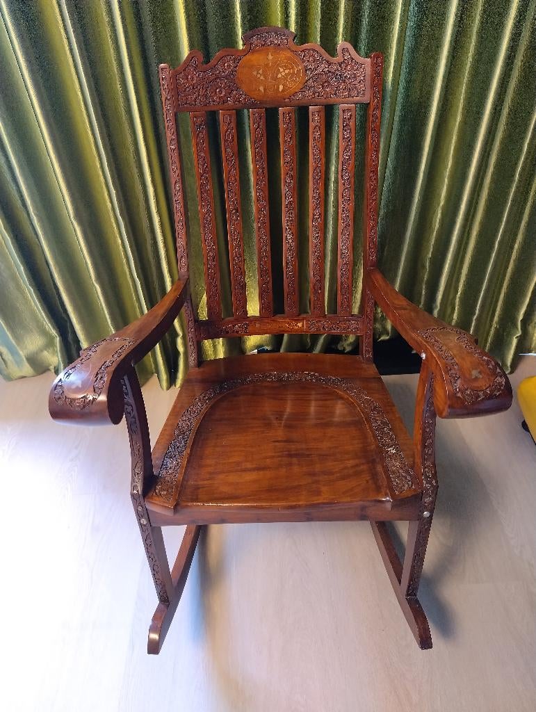 Indonesische antieke houten schommelstoel, Huis en Inrichting, Stoelen, Ophalen, Gebruikt, Bruin, Eén