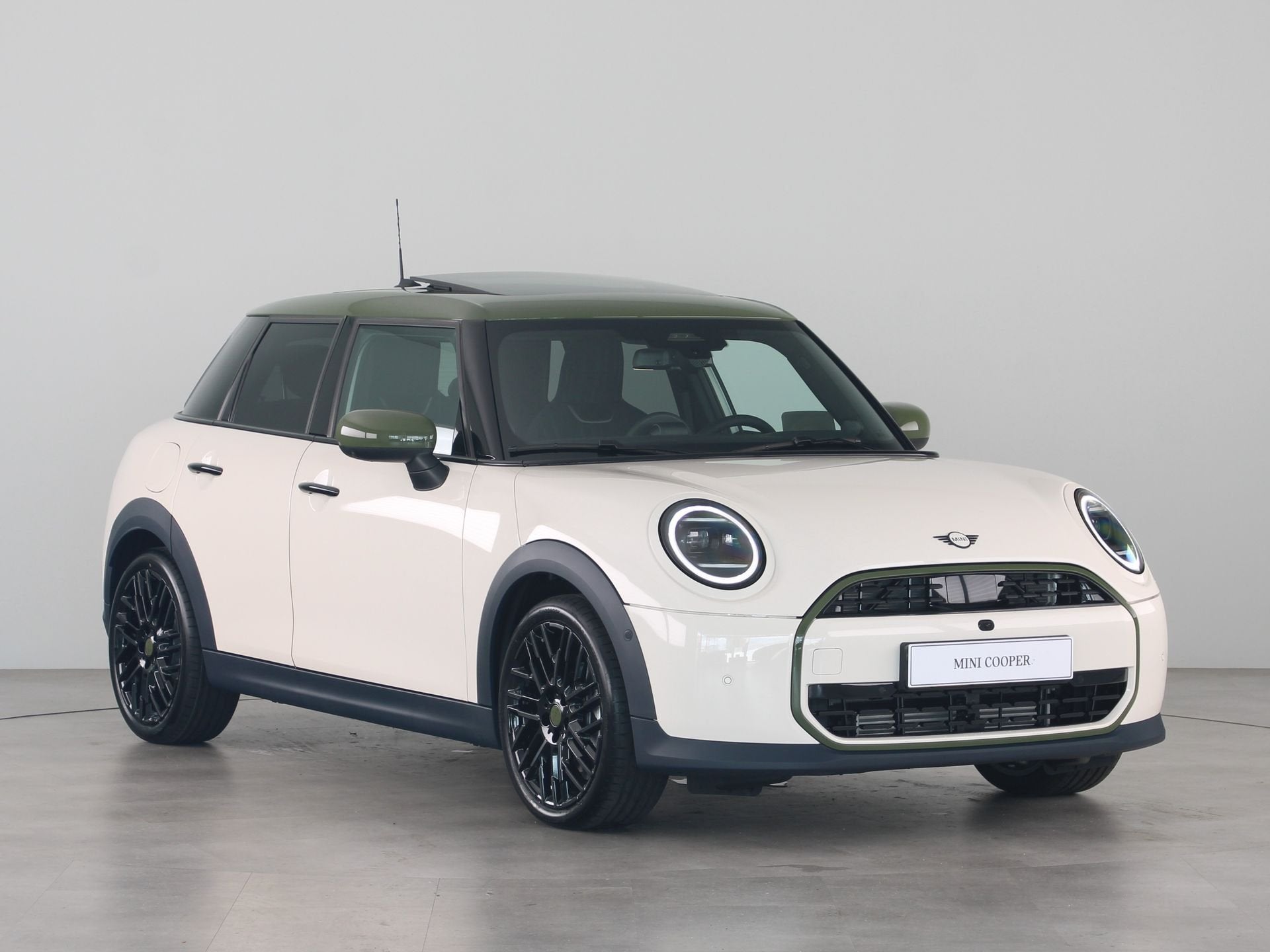 MINI 5-deurs Cooper C Paul Smith Edition Pakket L (bj 2026), Dealer onderhouden, 156 pk, Met garantie (alle), Parkeerassistent
