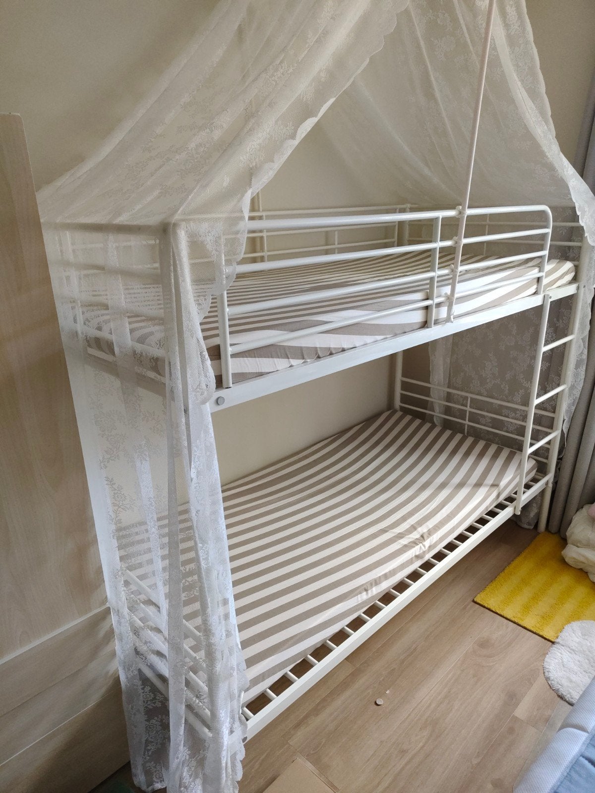 Wit metalen stapelbed met klamboe, Ophalen, Gebruikt, 90 cm, 160 tot 180 cm