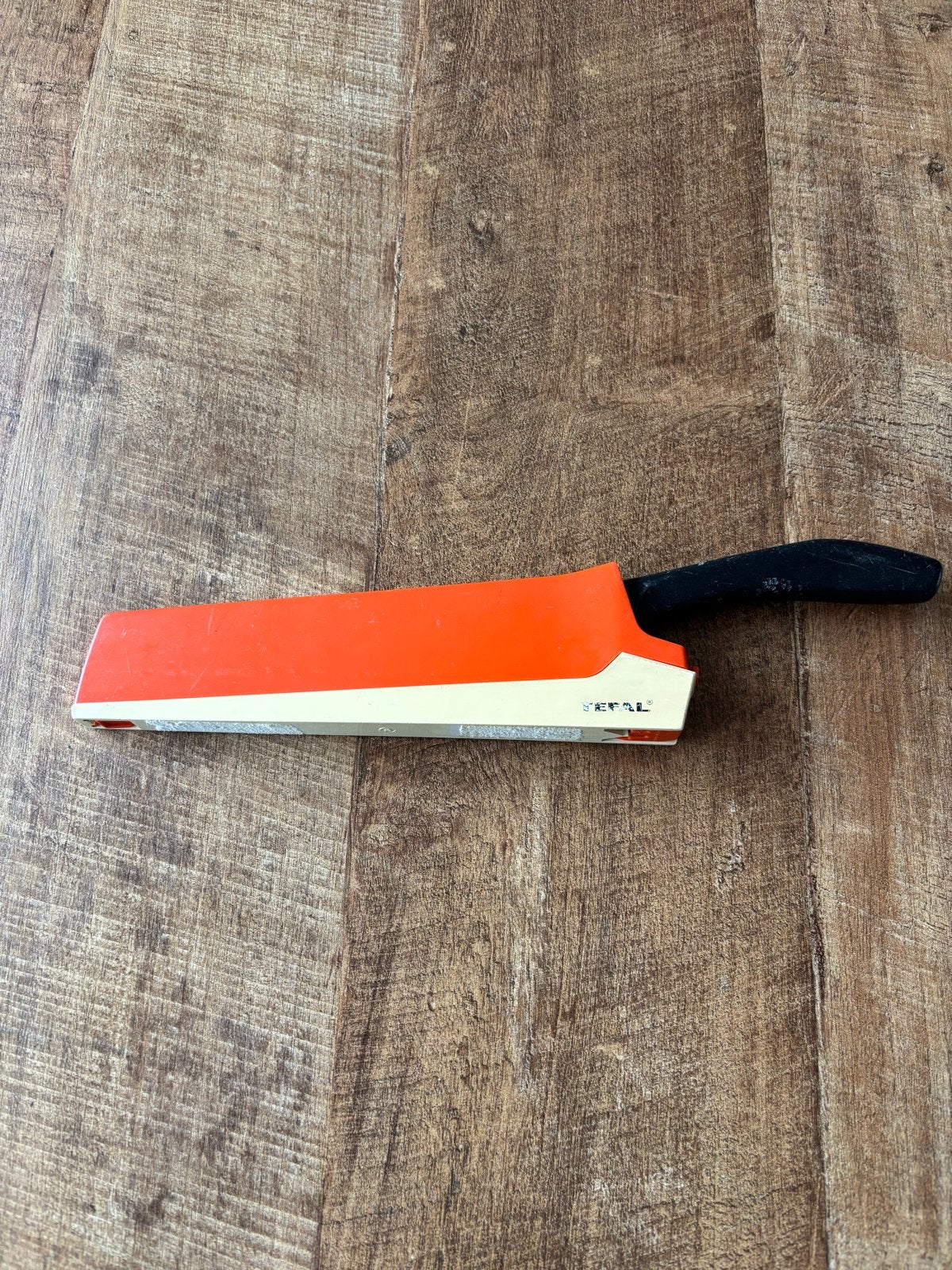 Retro Tefal keukenmes met wandhouder - Jaren '60 stijl, Ophalen of Verzenden, Metaal, Overige merken, Oranje