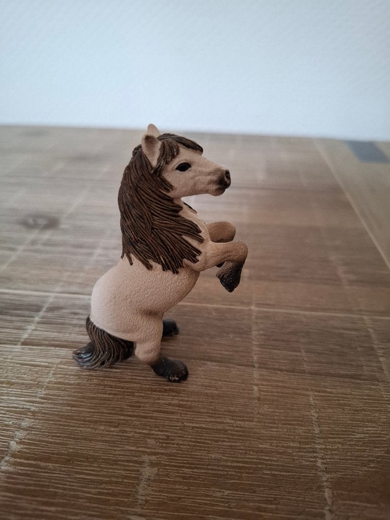 Schleich 82981 steigerende Shetland hengst  tijdschrift 2017, Ophalen of Verzenden, Zo goed als nieuw