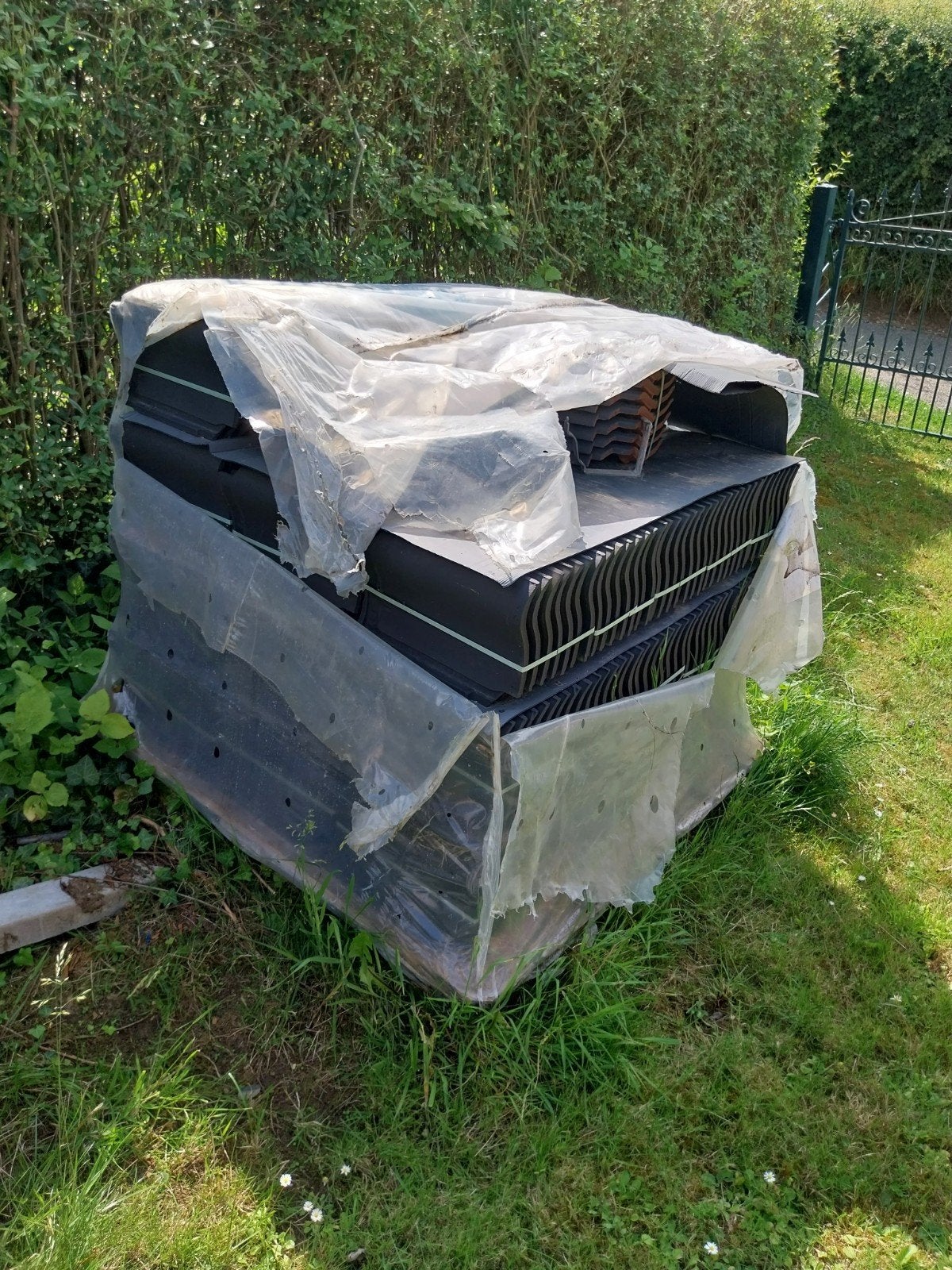 300 stuks nieuwe restpallet dakpannen, Ophalen, Steen of Klei, Zwart, 15 m² of meer