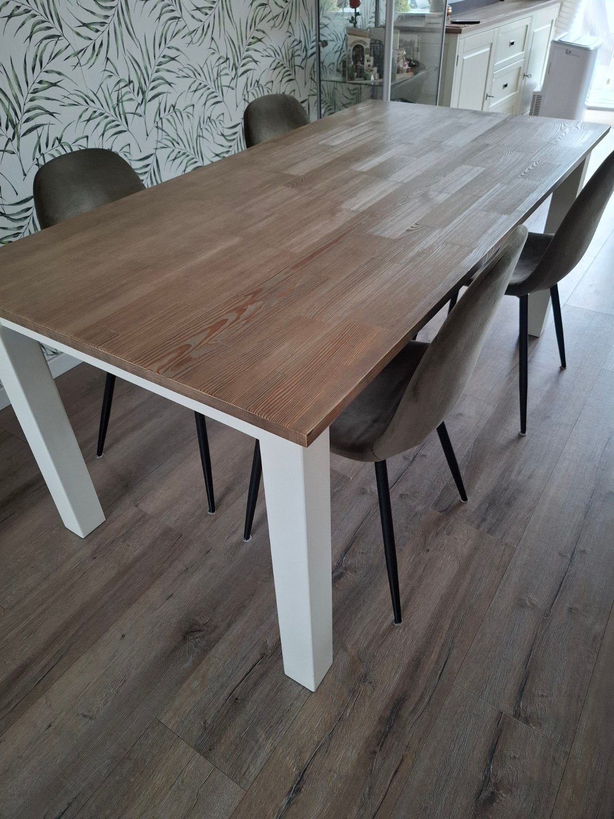 Robuuste houten eettafel met witte poten, Huis en Inrichting, Tafels | Eettafels, Ophalen, Gebruikt, 50 tot 100 cm, Vier personen