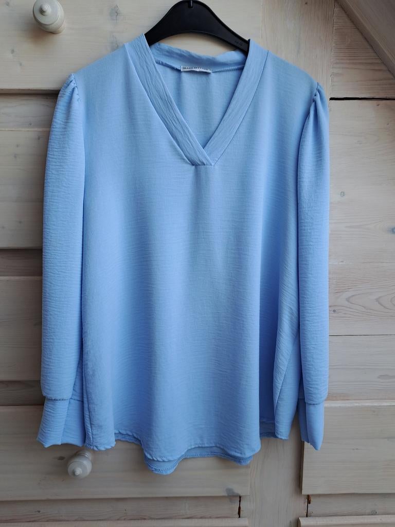 Lichtblauwe blouse met V-hals en lange mouwen, Kleding | Dames, Maat 38/40 (M), Blauw, Ophalen of Verzenden, Onbekend