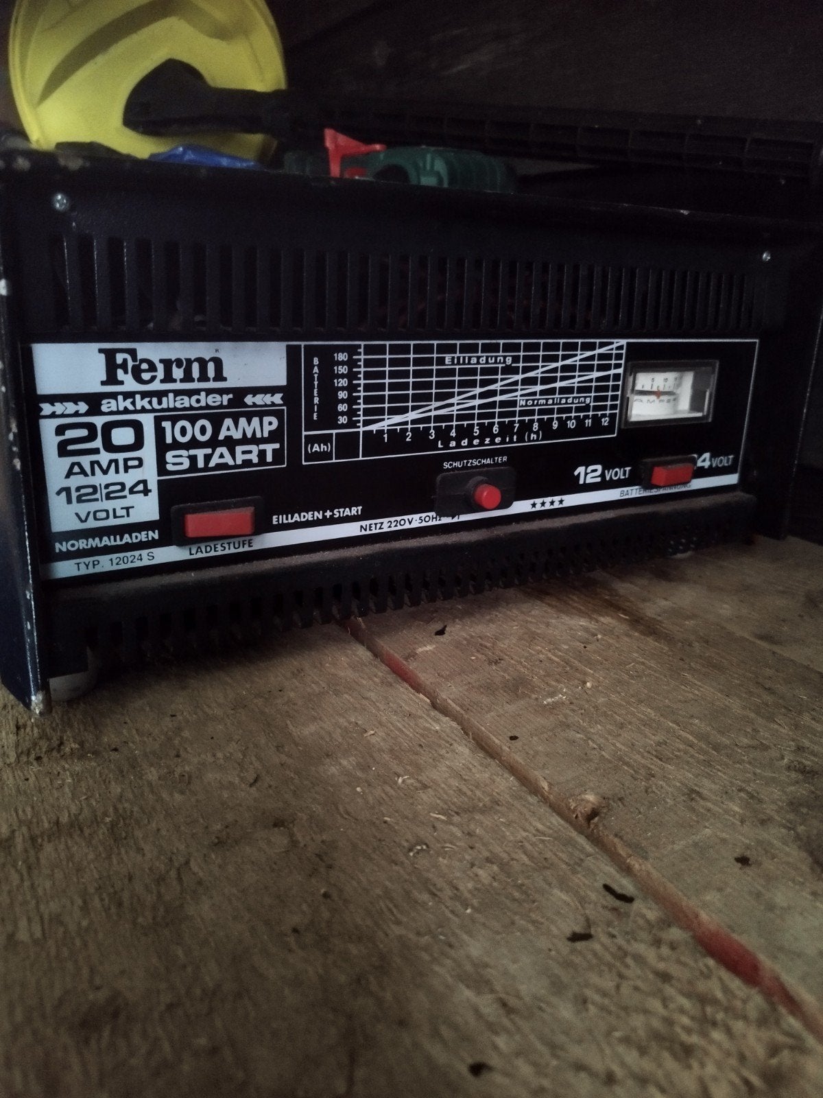 Ferm acculader 20 AMP 100 AMP START 12/24 Volt, Ophalen of Verzenden, Gebruikt