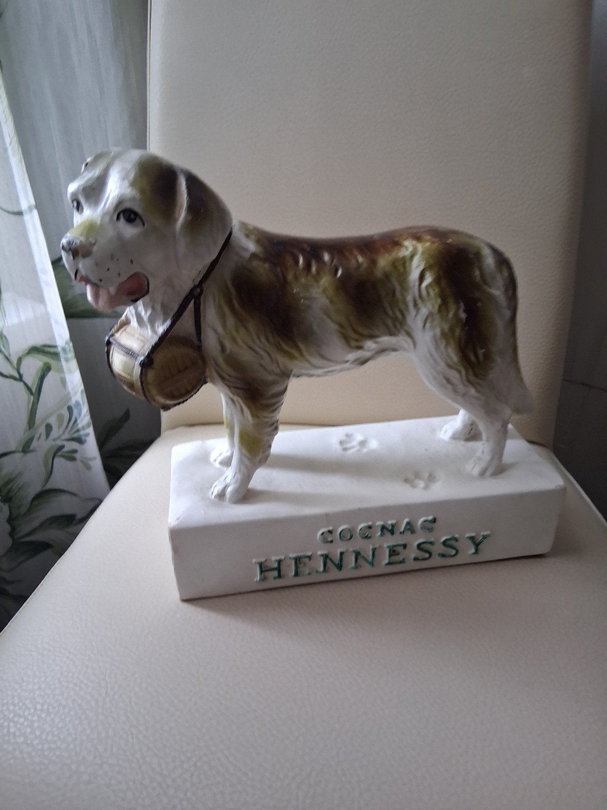 Vintage Cognac Hennessy Sint Bernard beeld, Verzamelen, Beelden en Beeldjes, Gebruikt, Dier, Ophalen