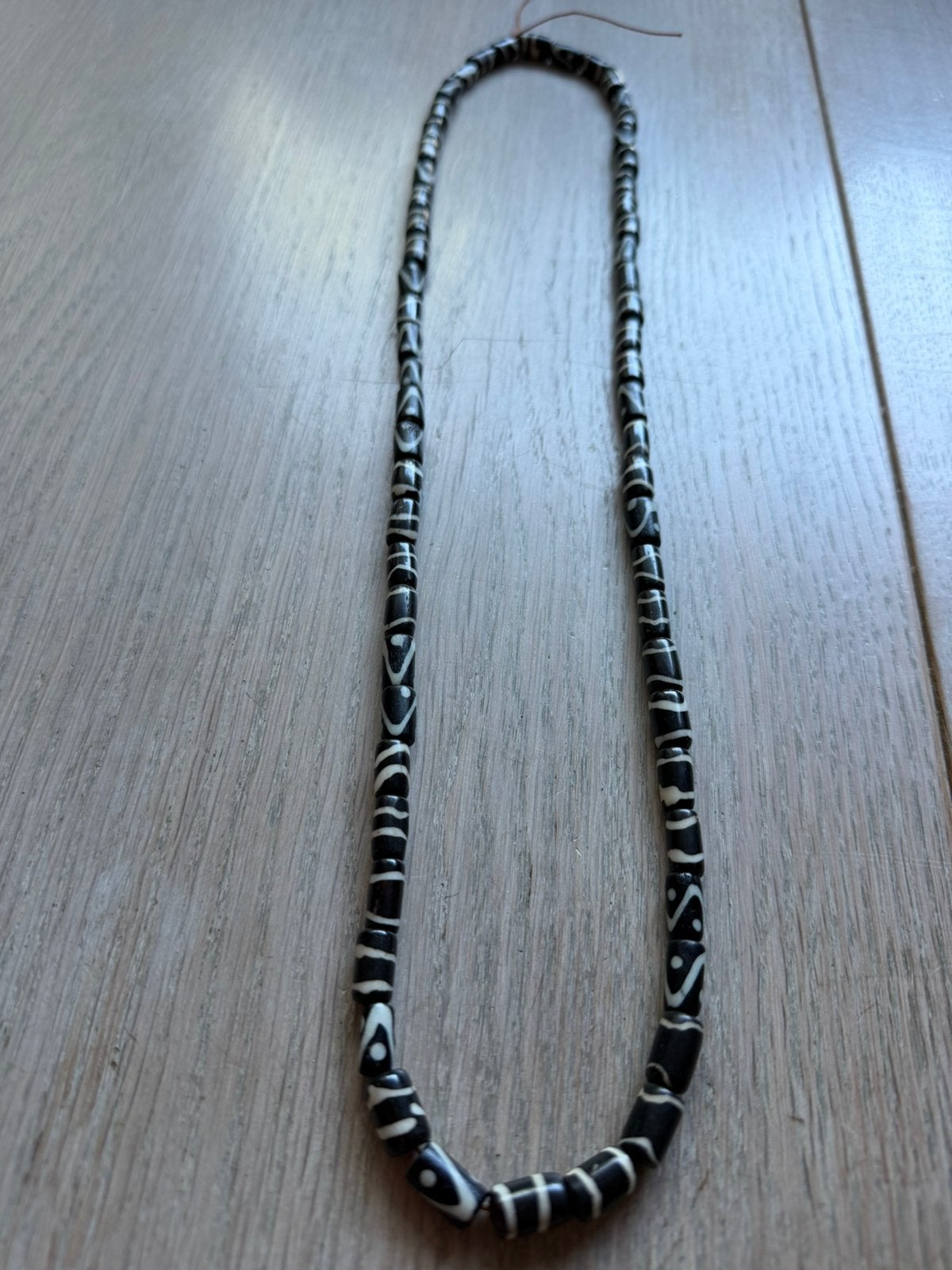 Etnische ketting met kralen van been, Sieraden, Tassen en Uiterlijk, Verzenden, Zo goed als nieuw, Overige materialen
