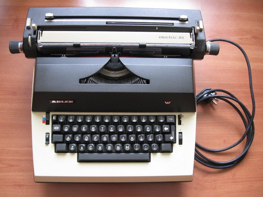 TYPEMACHINES -TRIUMPH ADLER MX - AFDEKHOES NIEUW, Diversen, Typemachines, Ophalen of Verzenden, Nieuw