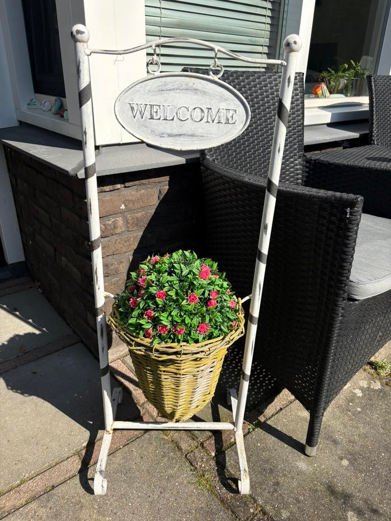 Metale bloempot met nieuwe bloemen €5, Ophalen of Verzenden, Zo goed als nieuw