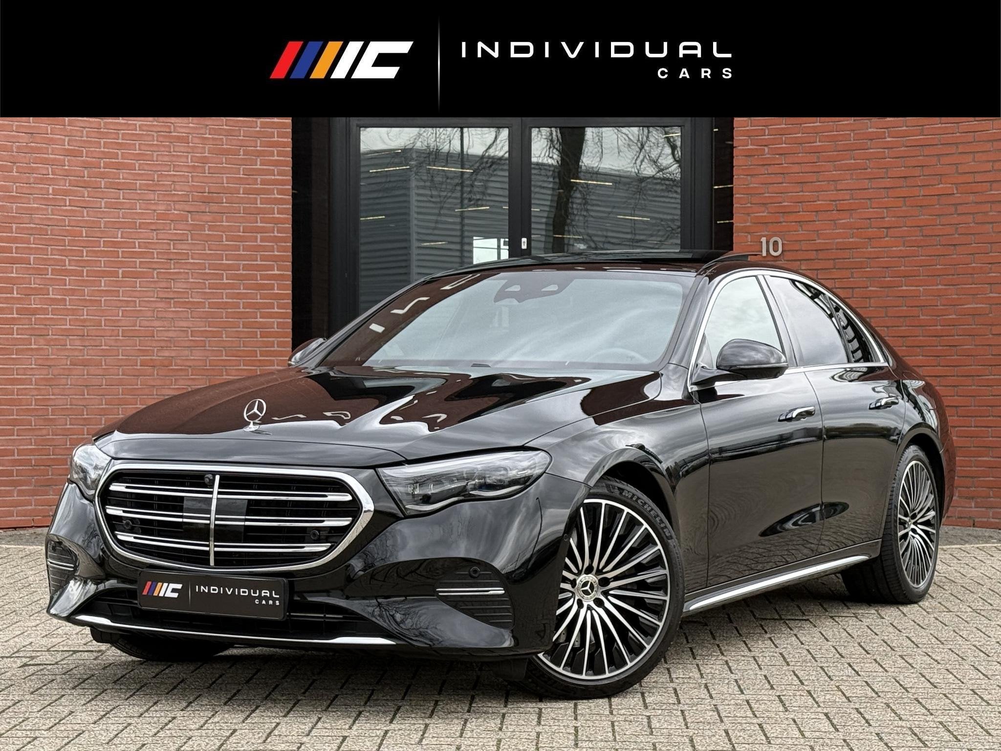 Mercedes-Benz E-klasse 300 e 4MATIC Exclusive Line Luchtveri, Auto's, Automaat, Dealer onderhouden, 4 cilinders, Zwart
