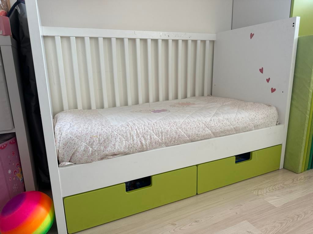 Wieg/kinderbedje met matras en opberglades (IKEA Stuva), Kinderen en Baby's, Ophalen, 140 tot 160 cm, Zo goed als nieuw, Matras