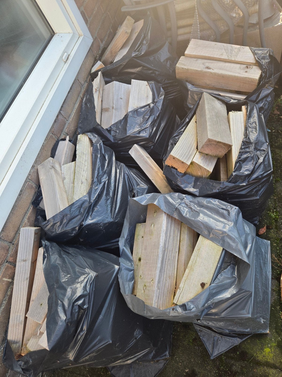 Diverse houtblokken en planken in zakken, Tuin en Terras, Haardhout, Minder dan 3 m³, Ophalen, Overige houtsoorten, Blokken
