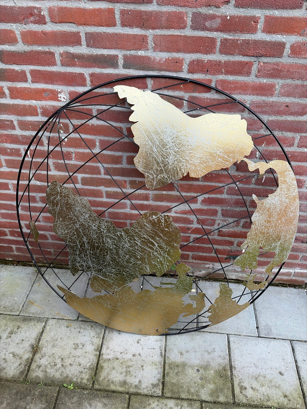 Decoratieve metalen wereldbol wanddecoratie, Huis en Inrichting, Ophalen of Verzenden, Gebruikt, Metaal, Overige typen