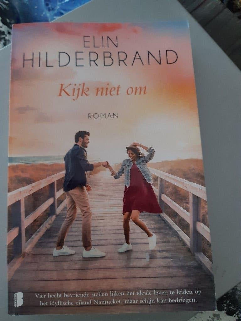 Elin Hilderbrand-Kijk niet om (Z217-116), Ophalen of Verzenden, Zo goed als nieuw