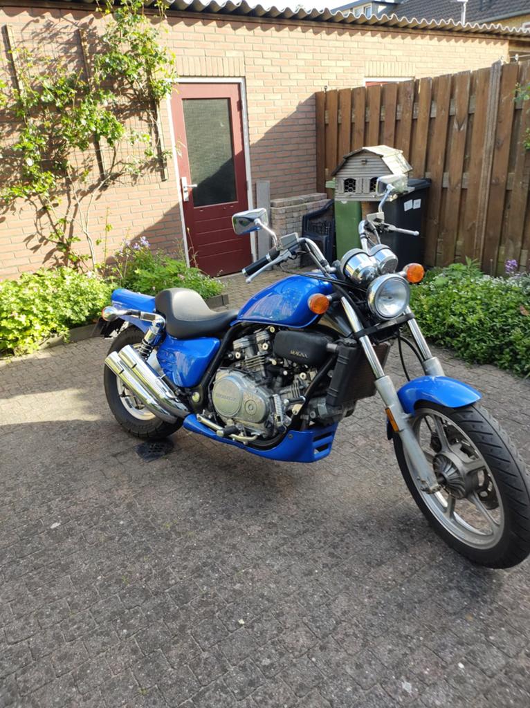 Honda Super Magna 700 - Krachtige Custom Cruiser, Motoren, Cardan-aandrijving, 4 cilinders, Chopper, Gebruikt