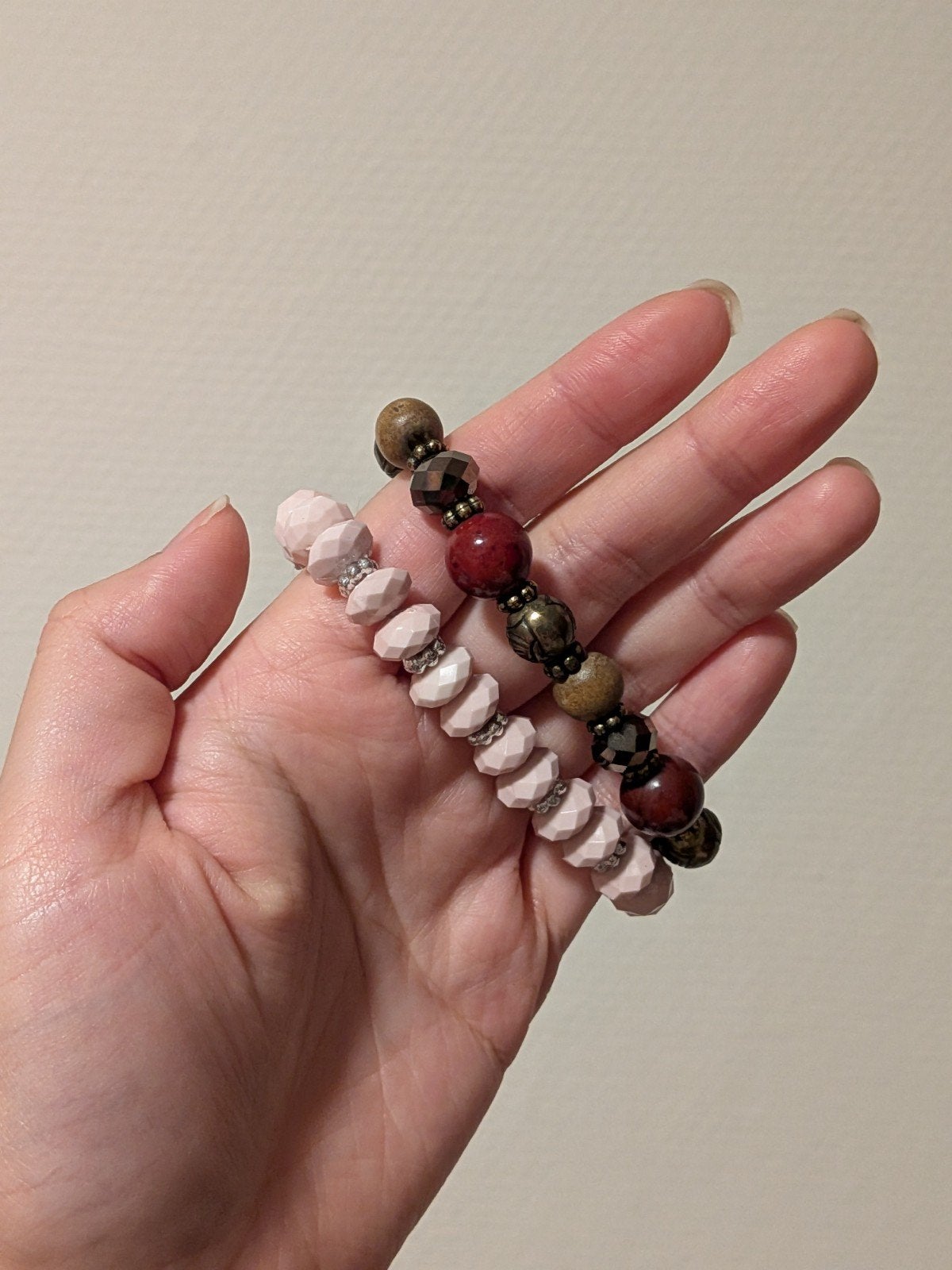 Set van 2 kralenarmbanden: roze en aardetinten, Overige materialen, Gebruikt, Ophalen of Verzenden, Roze