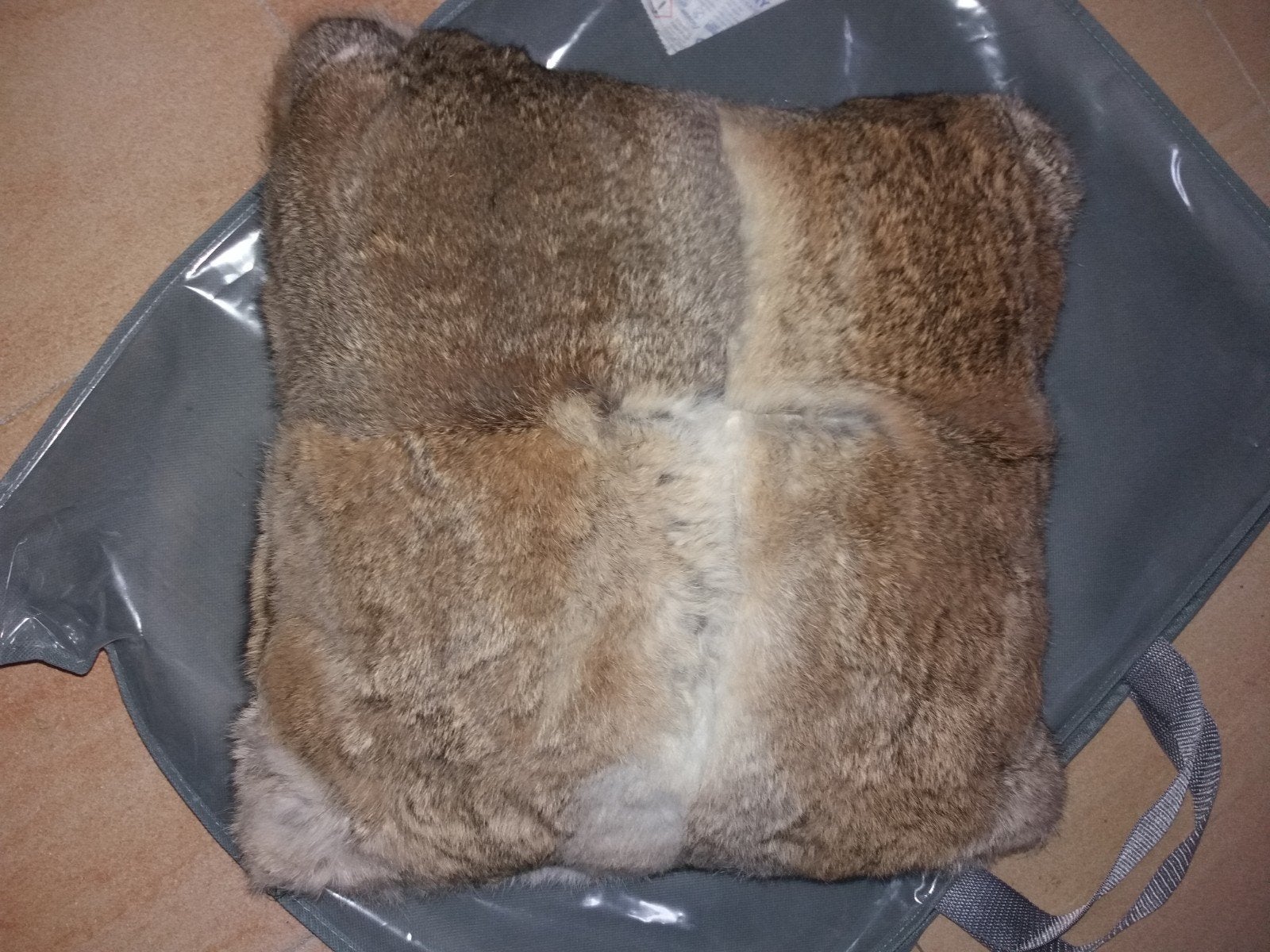 Kussen van echt konijnenvacht 30 x 30 cm, Huis en Inrichting, Woonaccessoires | Kussens, Ophalen of Verzenden, Nieuw, Bruin, Vierkant
