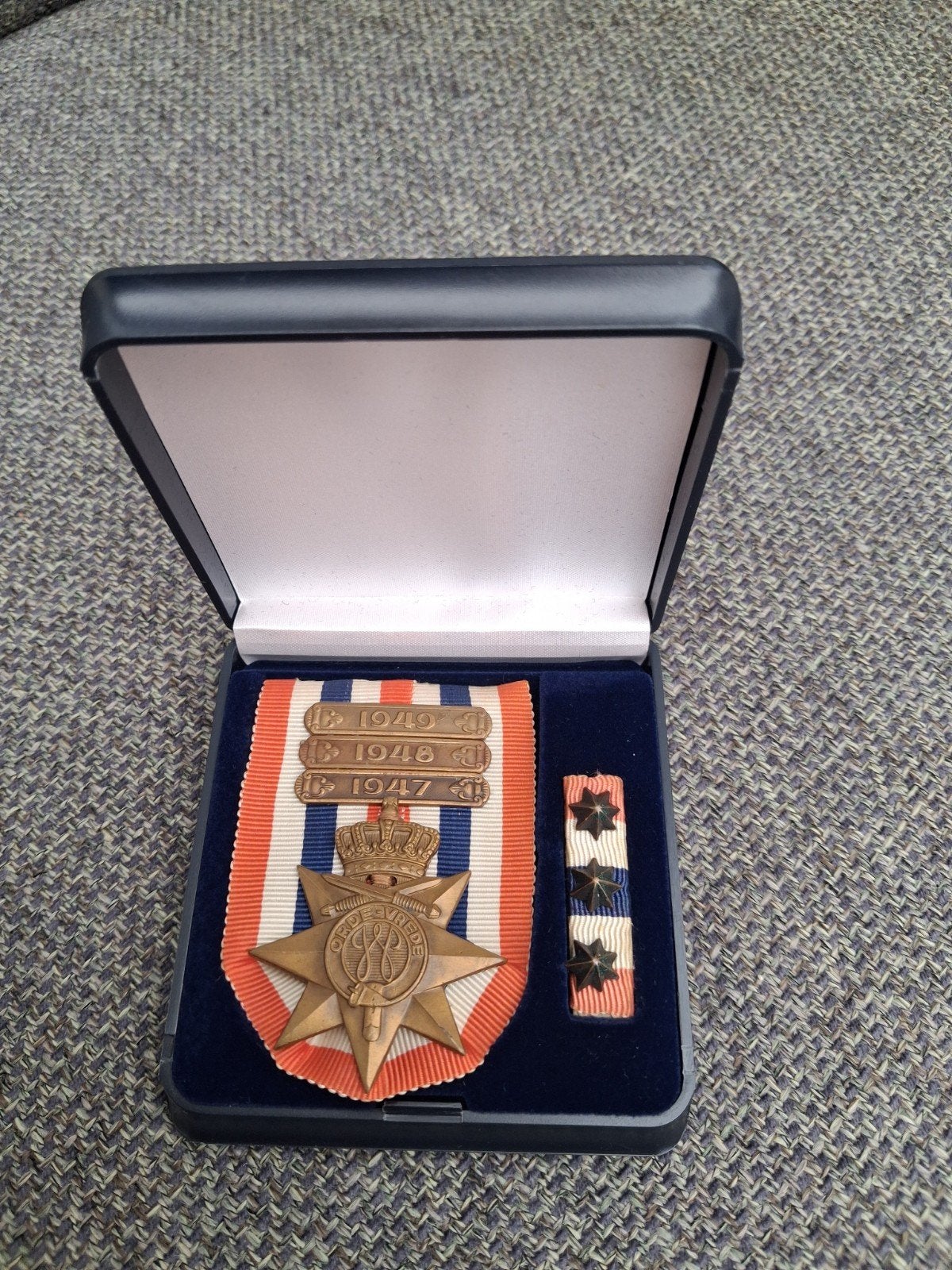 Medaille ned-indie Orde en Vrede.1947/48/49.met Baton, Verzamelen, Ophalen of Verzenden, Landmacht, Nederland, Lintje, Medaille of Wings