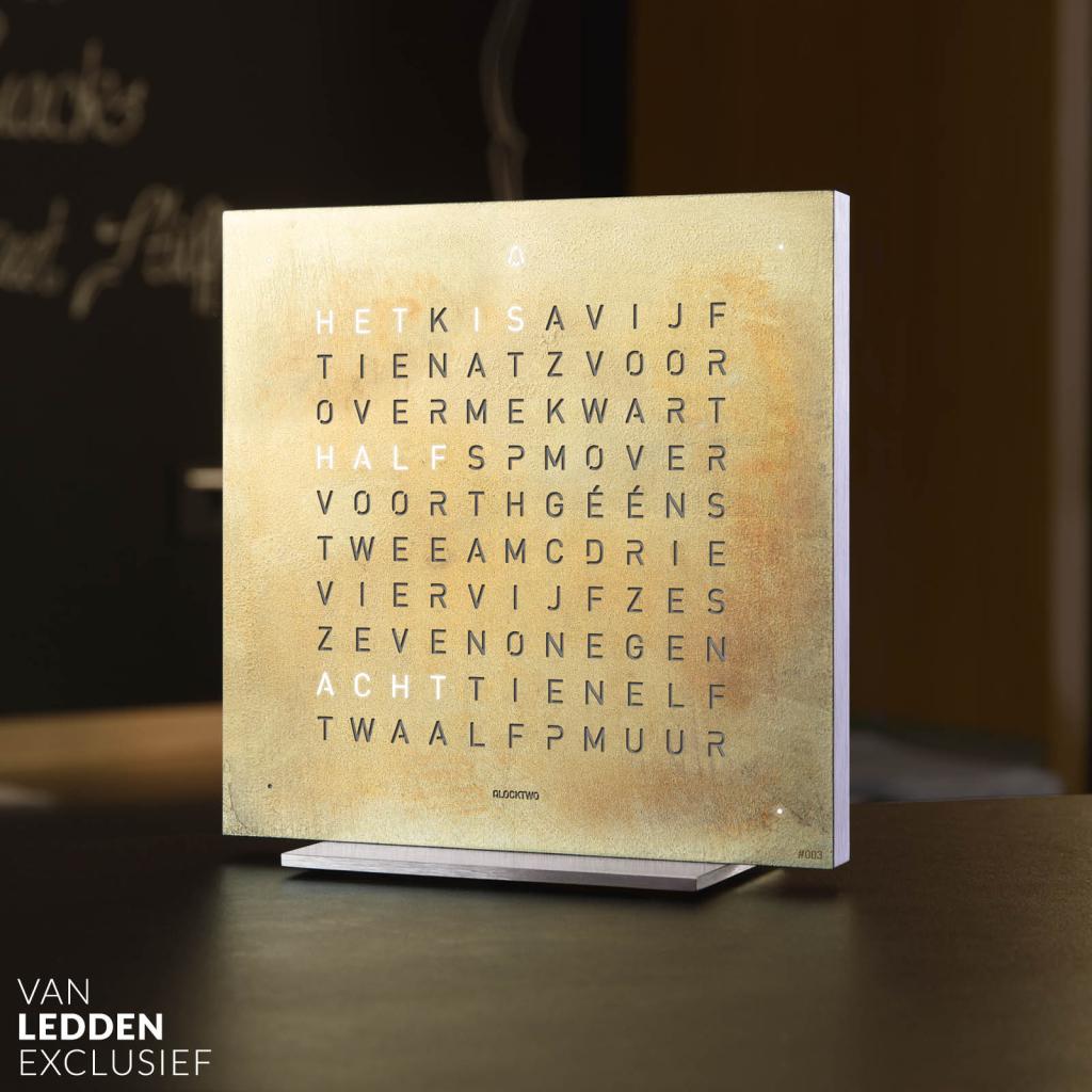 Qlocktwo Earth 13.5 Creator’s Edition Silver & Gold Klok, Huis en Inrichting, Woonaccessoires | Klokken, Wekker of Tafelklok, Digitaal