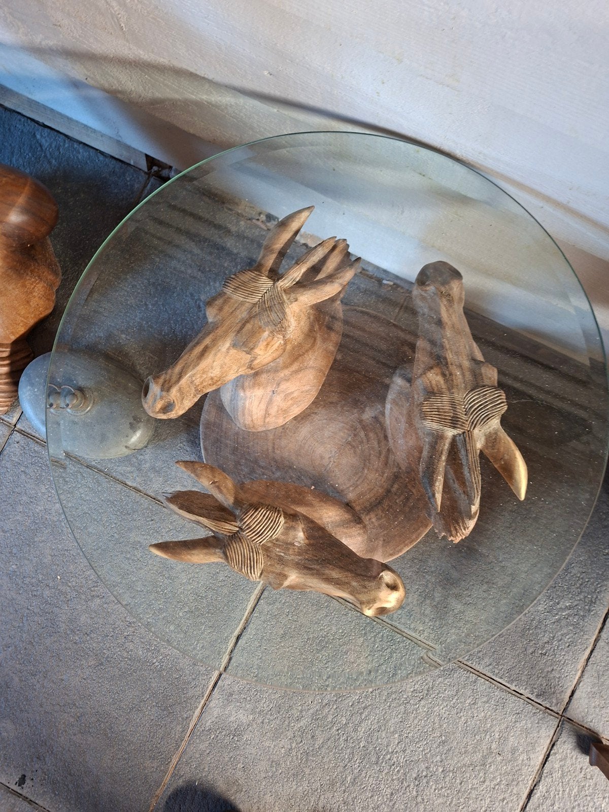 Unieke salontafel met glazen blad en 3 paardenhoofden, Ophalen, 50 – 75, 50 tot 100 cm, Rond