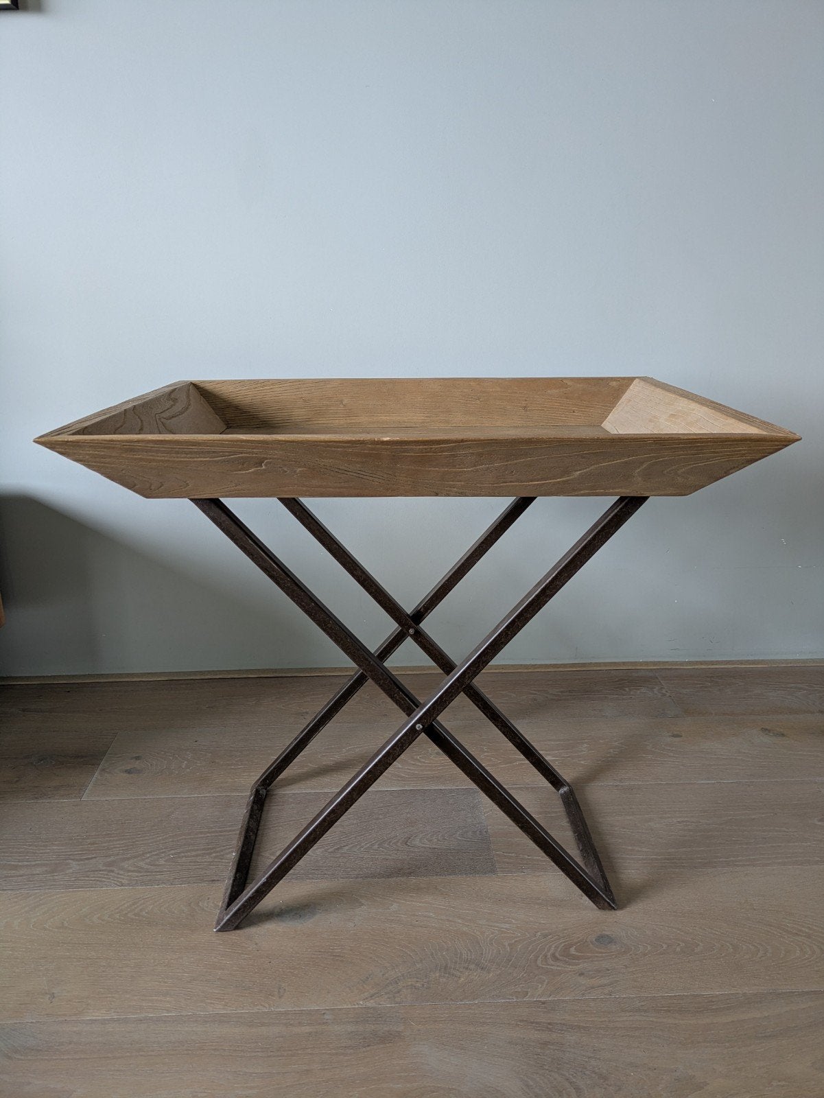 Teakhout sidetable, decoratief dienblad op stalen poot., Huis en Inrichting, Ophalen, Gebruikt, 50 tot 100 cm, Teakhout