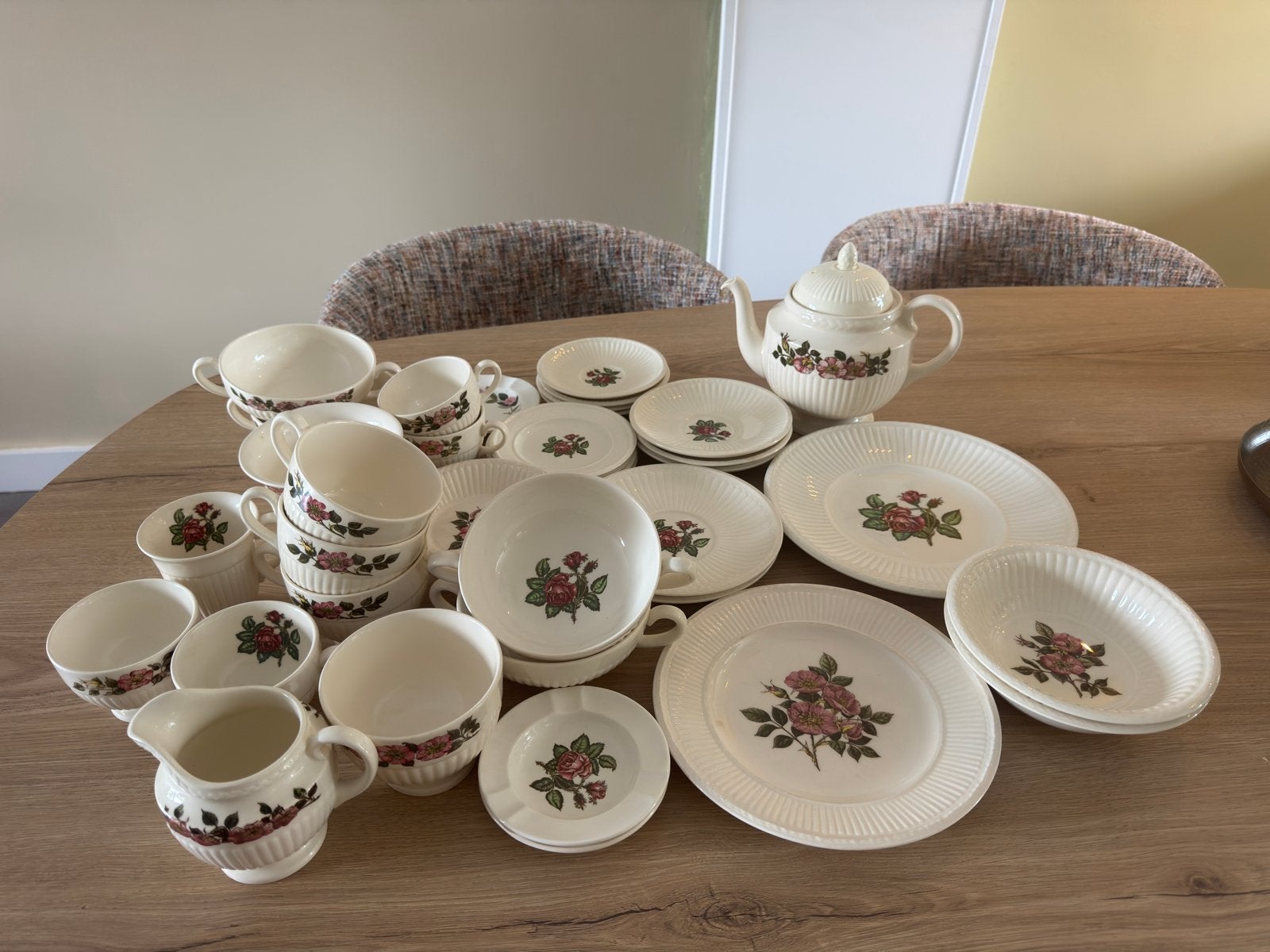 Wedgwood servies 'Briar Rose' en 'Moss Rose', Klassiek, Ophalen of Verzenden, Zo goed als nieuw, Compleet servies