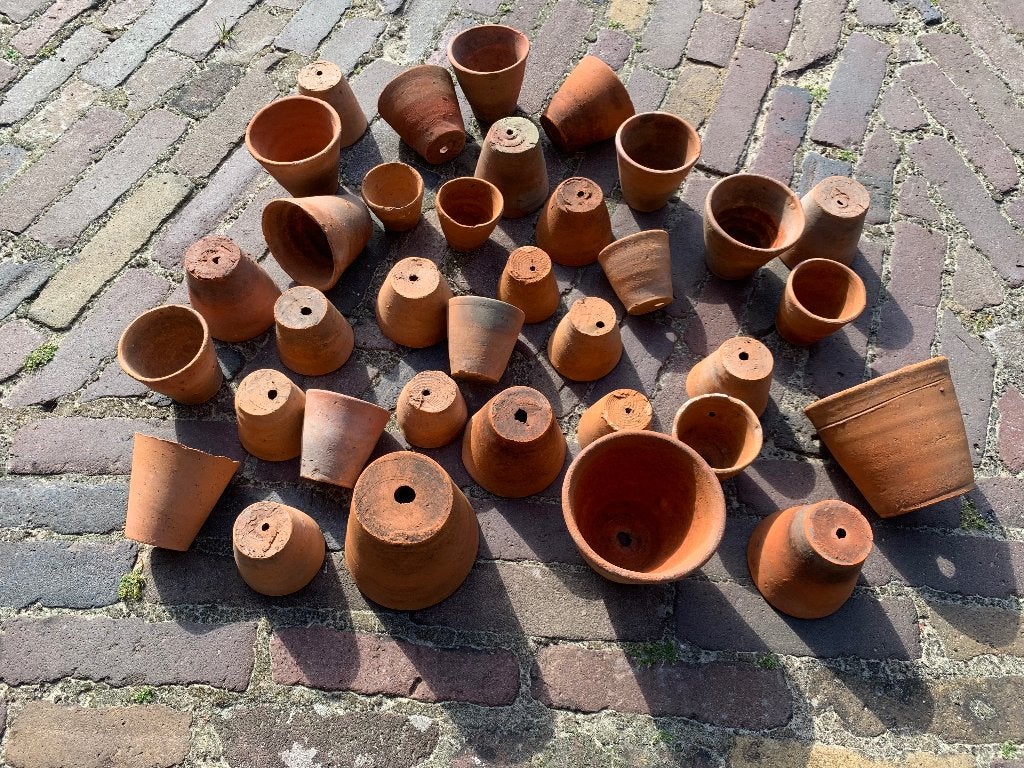 Foto 22 van Antieke handgemaakte aardewerken kweekpotjes