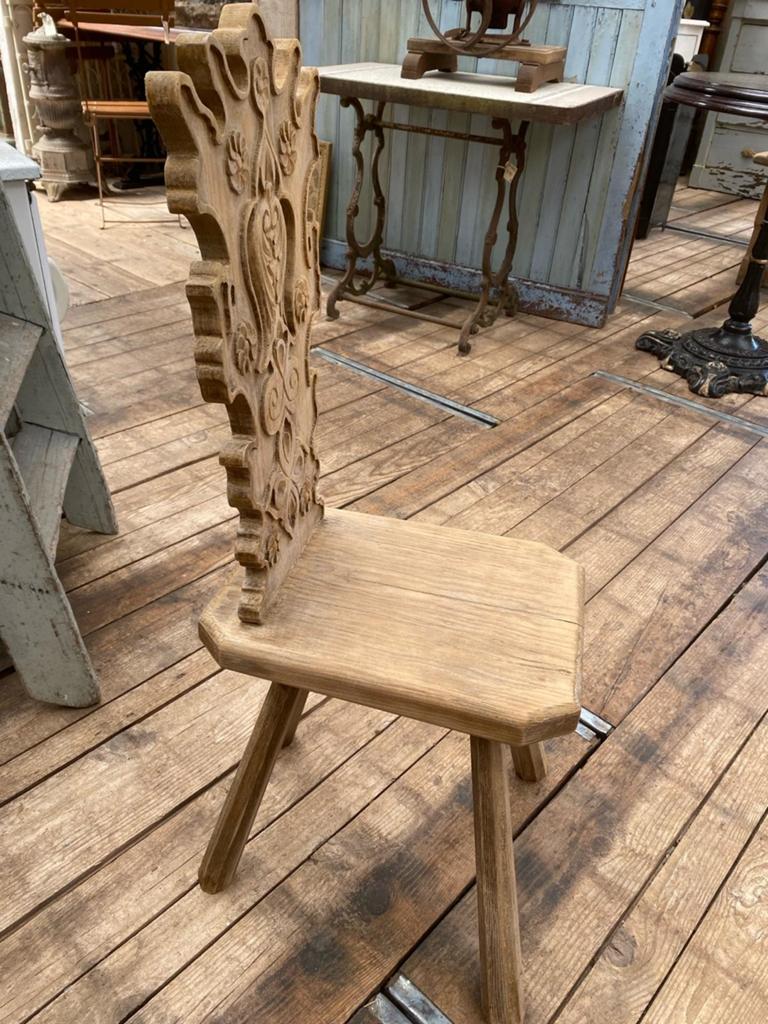 Landelijk brocante stoeltje met sierlijke rugleuning, Ophalen