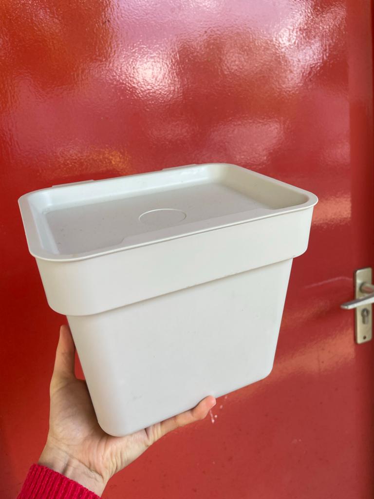 Witte kunststof schaal met deksel, Huis en Inrichting, Woonaccessoires | Schalen en Manden, Ophalen, Kunststof, Schaal, Zo goed als nieuw
