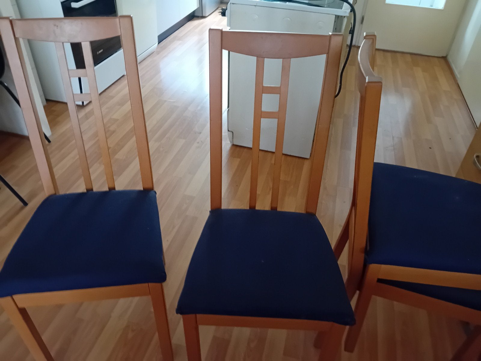 gratis af te halen 4 nette stoelen.hout met blauwe zitting., Huizen en Kamers