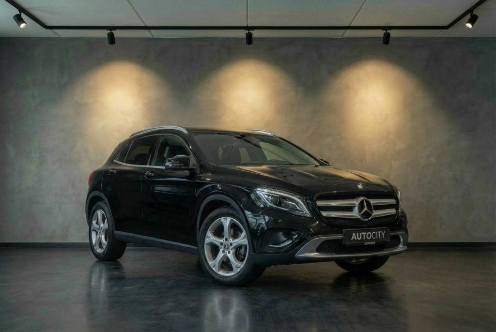 Mercedes-Benz GLA 200 Premium 157PK Automaat | Panoramadak, Auto's, Gebruikt, Euro 6, 4 cilinders, Leder en Stof