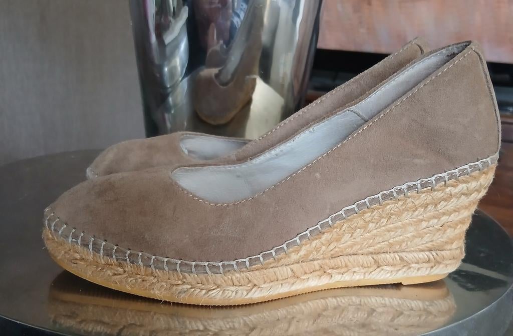 Beige suede Fred de la Bretoniere sleehakken (maat 36), Fred de la Bretoniere, Beige, Ophalen of Verzenden, Zo goed als nieuw