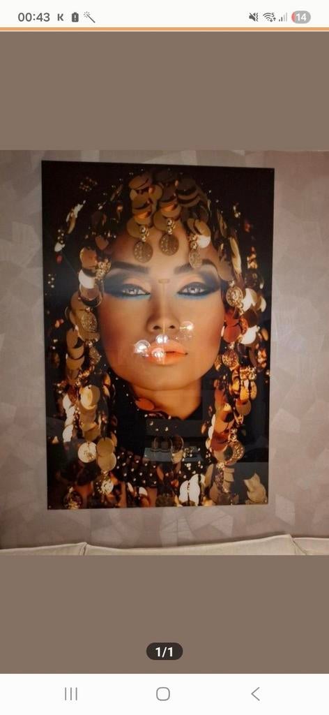 Portret van een vrouw met gouden versieringen, Huis en Inrichting, Woonaccessoires | Schilderijen, Tekeningen en Foto's, Minder dan 50 cm