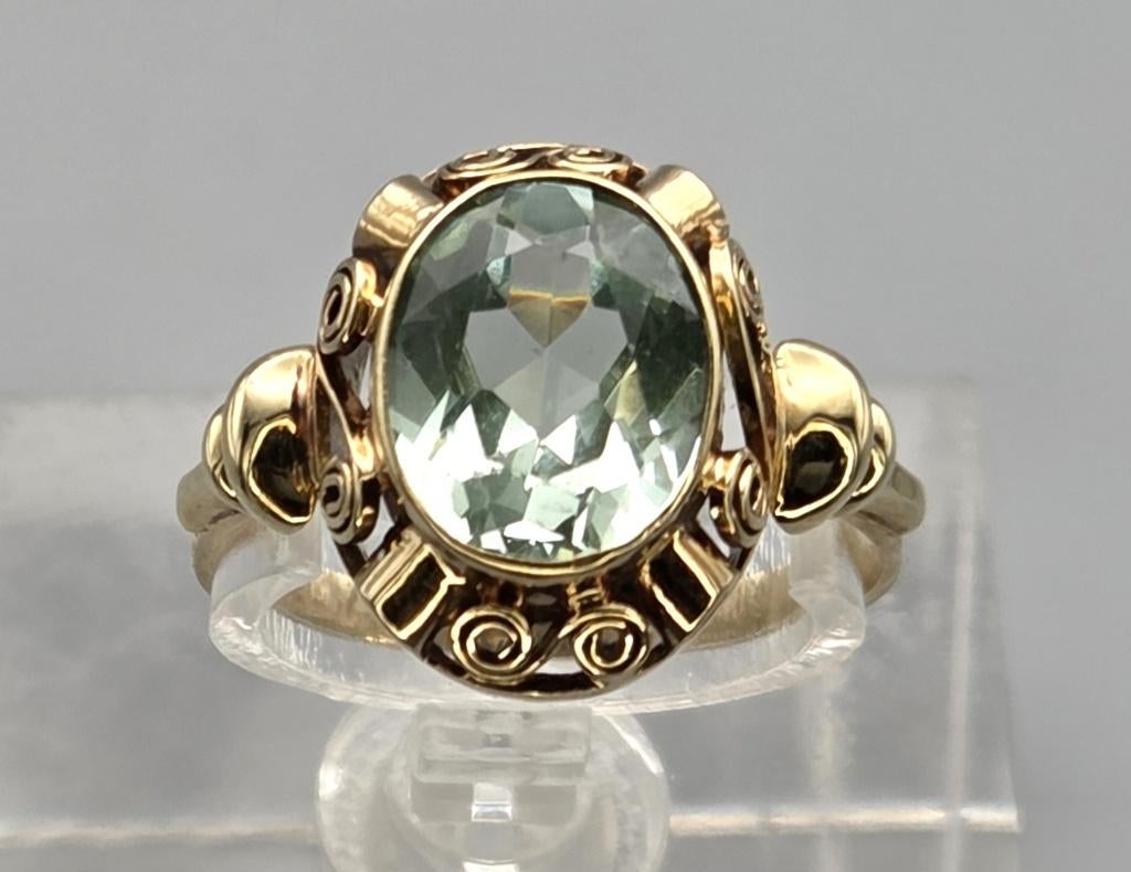 Gouden antieke ring edelsteen licht groene saffier. 2026/77