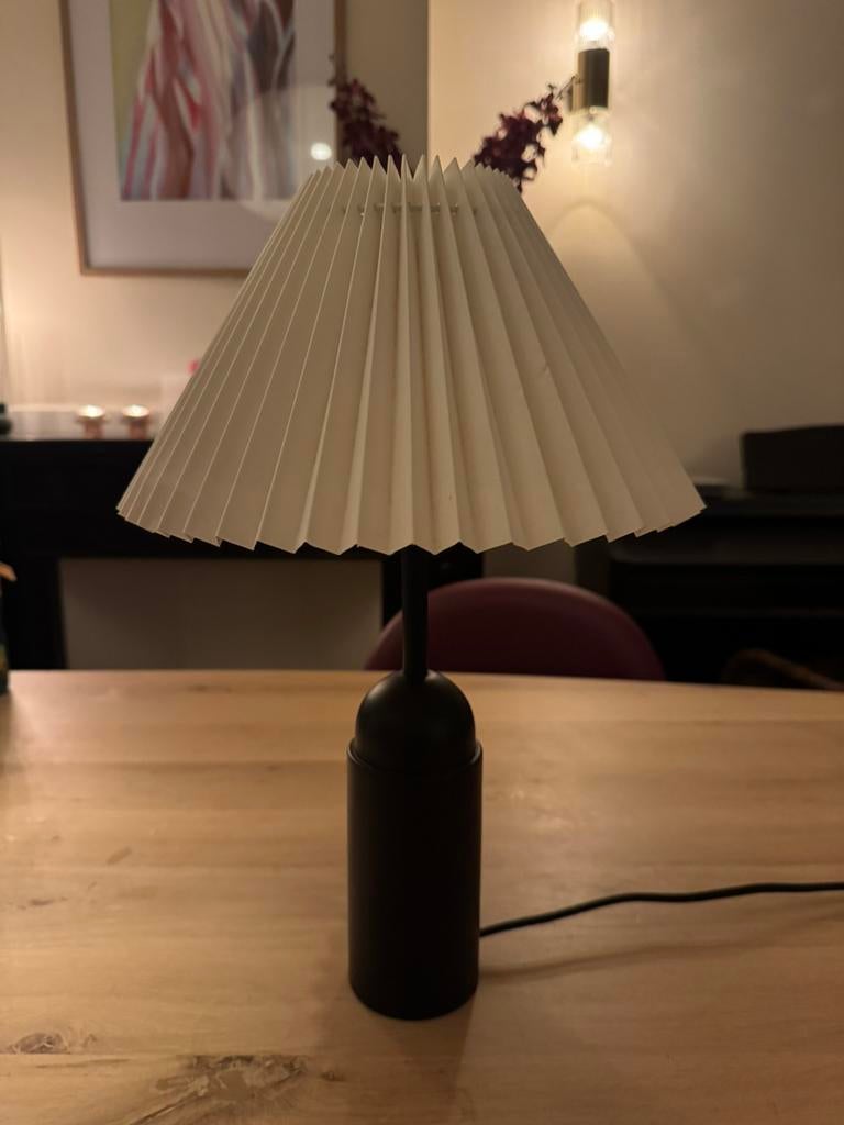 H&M Home tafellamp met beige geplooide kap, Huis en Inrichting, Lampen | Tafellampen, Ophalen, Zo goed als nieuw, Minder dan 50 cm