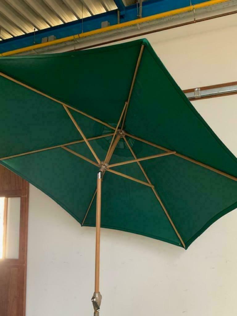 Nieuw parasol donker groen, alu houtnerf, opdraaimechanisme, Kantelbaar, Nieuw, Stokparasol, 2 tot 3 meter