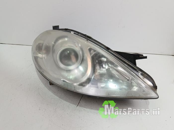 Koplamp rechts van een Mercedes A-Klasse