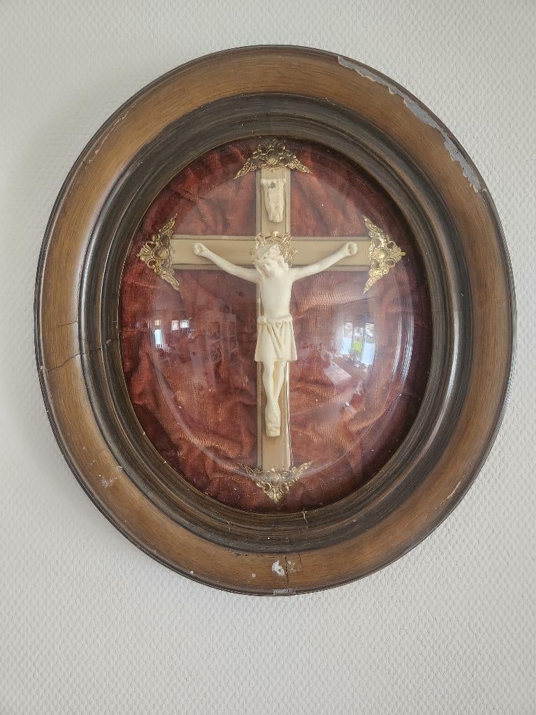 Groot ovale lijst met Kruis in bolglas, Ophalen