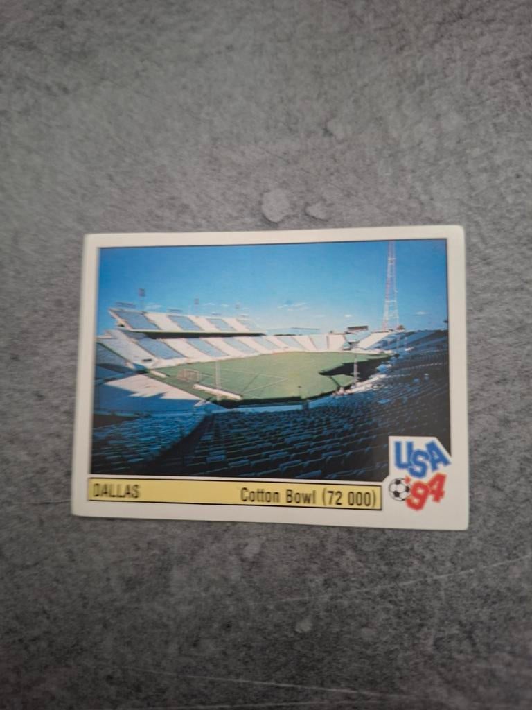 Panini sticker WK 94 USA (rood). Speelstadion Dallas., Verzenden, Zo goed als nieuw, Sticker