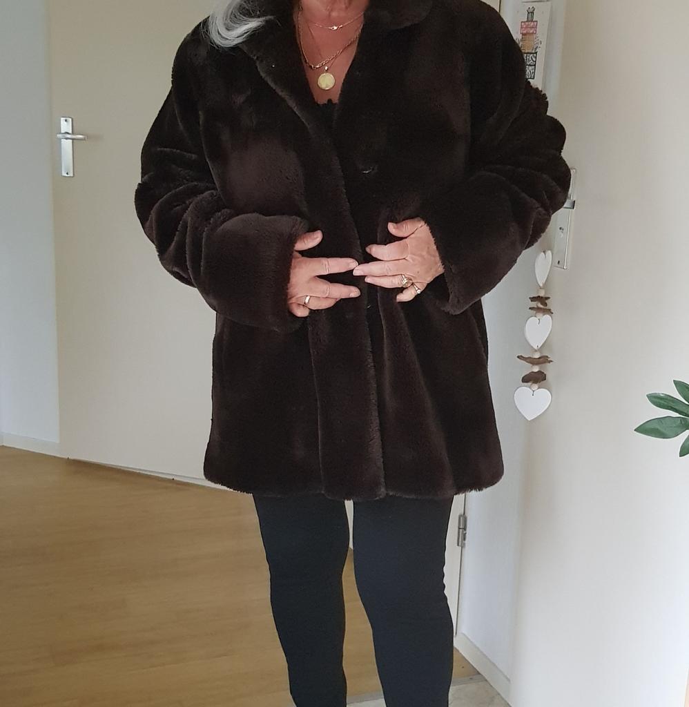 Bruine imitatie bontjas, Ophalen of Verzenden, Zo goed als nieuw