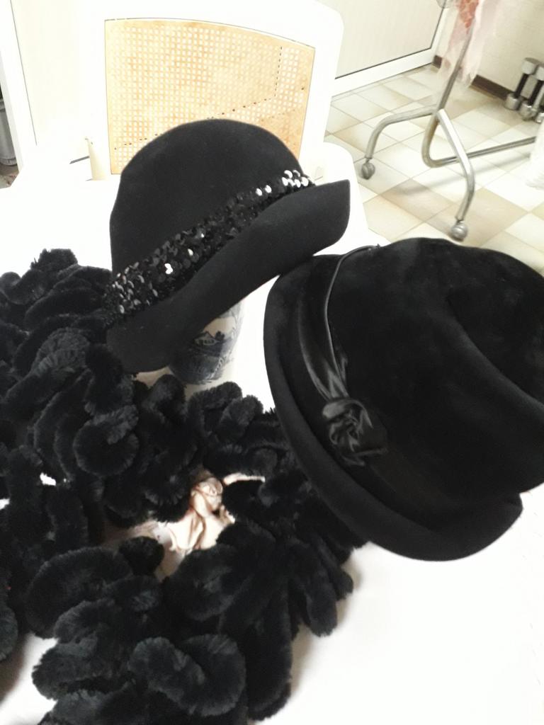 2 oude mooie vilte Dameshoedjes, Kleding | Dames, Carnavalskleding en Feestkleding, Ophalen of Verzenden, Zo goed als nieuw, Carnaval