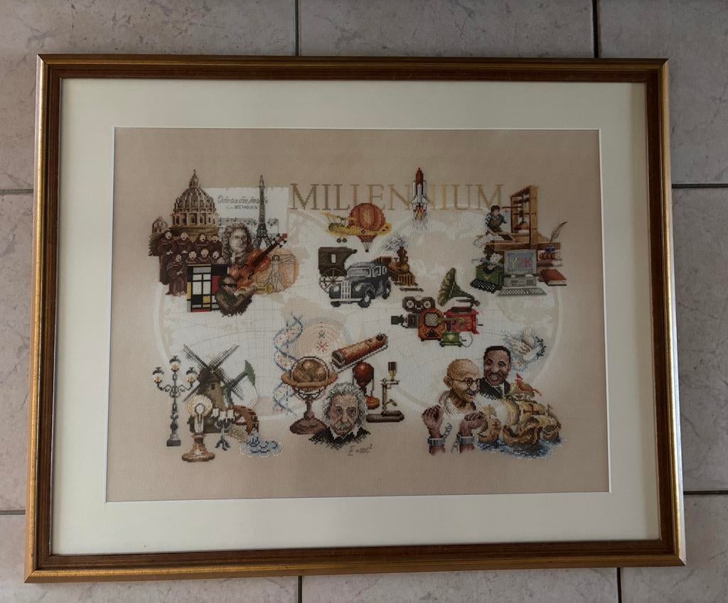 Groot borduurwerk millenium ingelijst 82x66 zsm weg, Ophalen, Zo goed als nieuw, Schilderij, Minder dan 50 cm