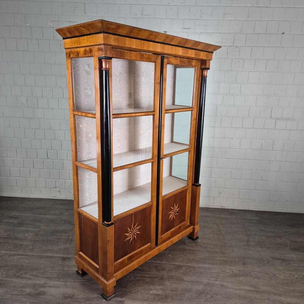 25154E Vitrine Boekenkast Biedermeier 1820 Kersen, Ophalen, 100 tot 150 cm, Zo goed als nieuw, 150 tot 200 cm