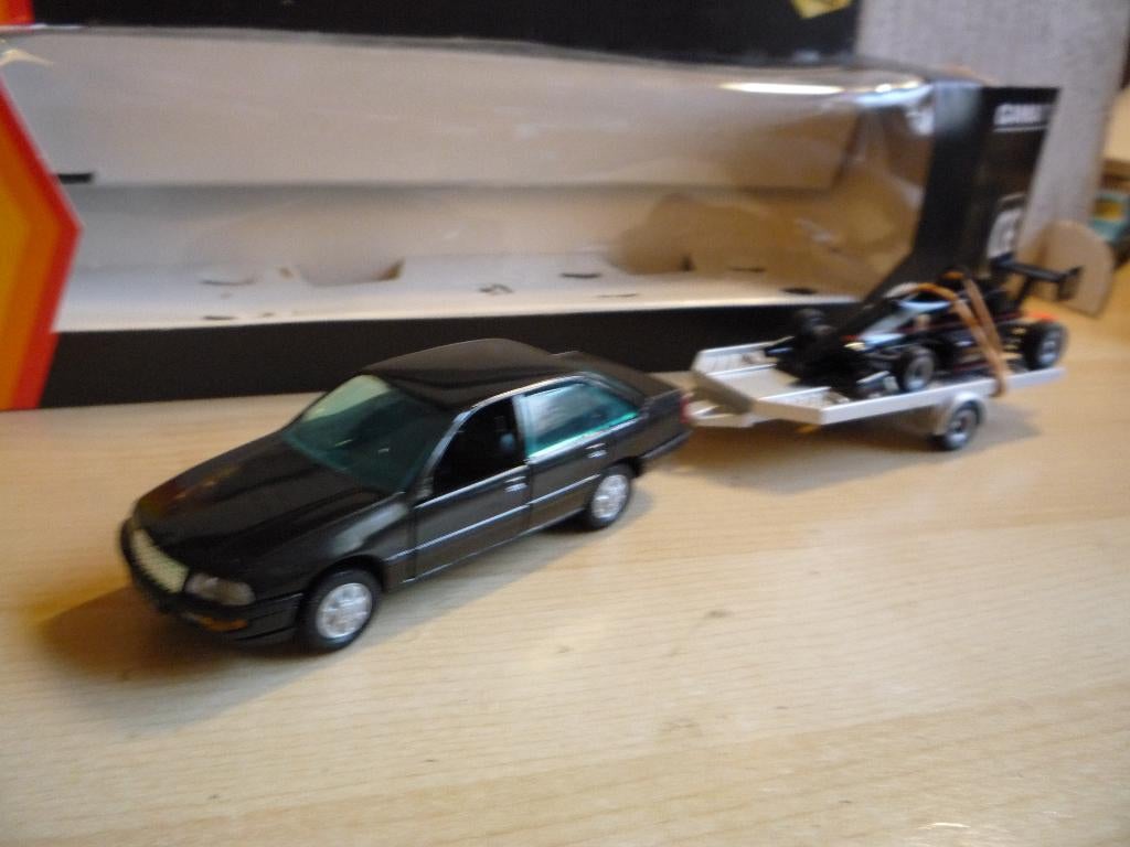 Opel Senator met aanhanger en Lotus Formule Gama Mini 1:43, Hobby en Vrije tijd, Modelauto's | 1:43, Ophalen of Verzenden, Zo goed als nieuw