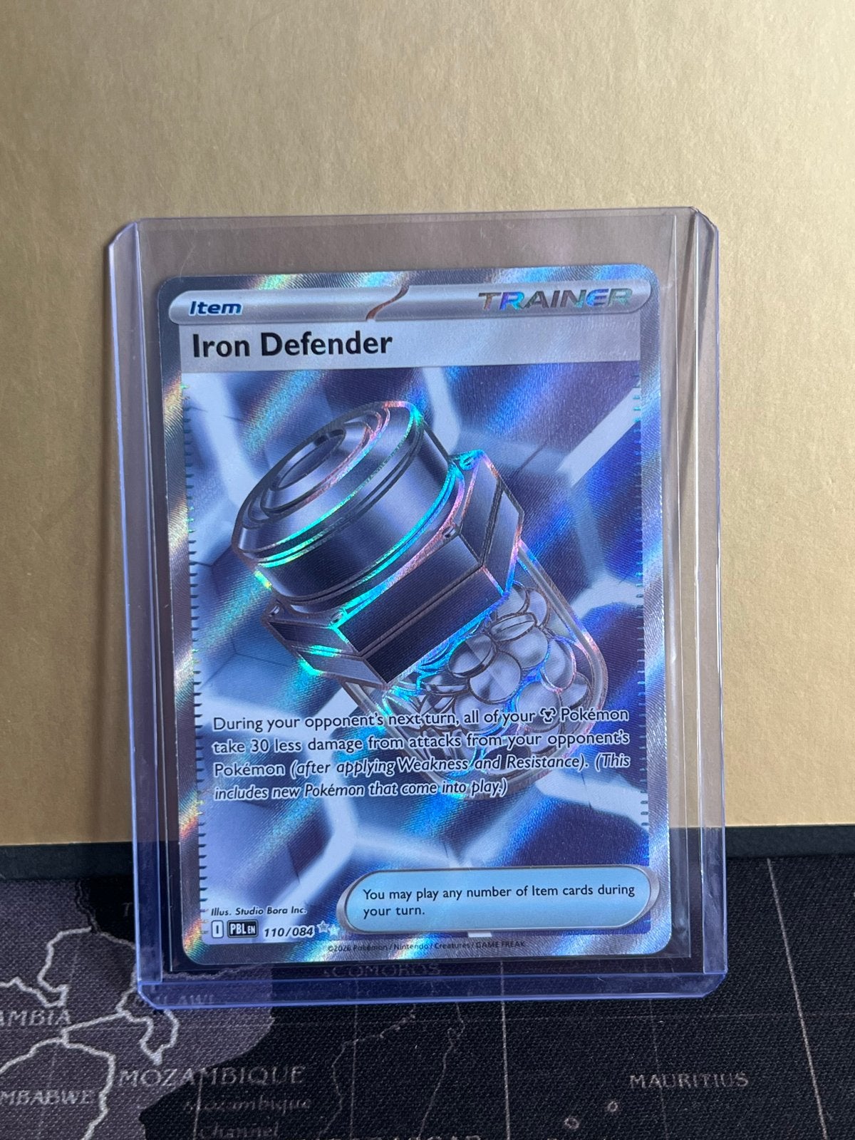 Iron Defender Trainer Kaart - Pokémon TCG mint, Ophalen of Verzenden, Zo goed als nieuw, Losse kaart, Foil