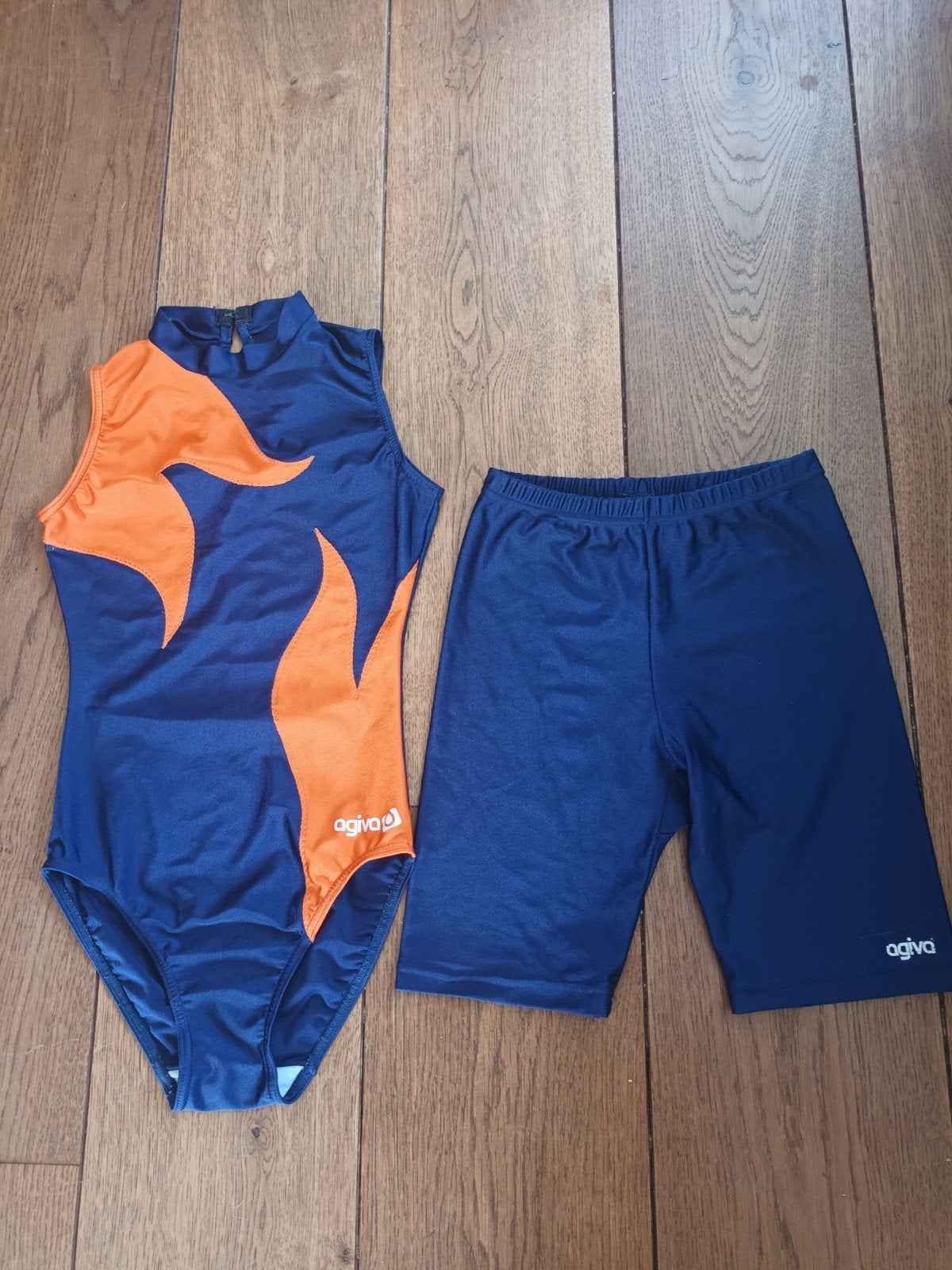 Turnpakje en broekje Agiva Gios, Sport en Fitness, Turnen, Zo goed als nieuw, Turnpak(je), Kindermaat 146 t/m 176, Oranje, Ophalen of Verzenden