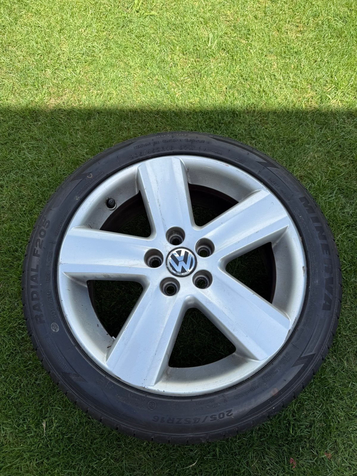 Volkswagen lichtmetalen velg 16 inch met nieuwe zomerband, Auto-onderdelen, Ophalen, 16 inch, Banden en Velgen, 205 mm